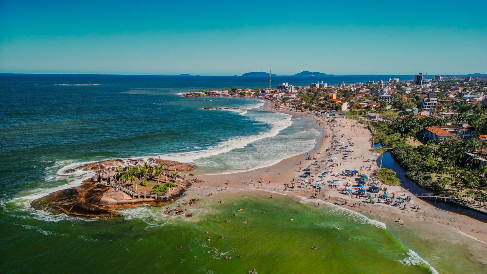 Vista aérea da praia de Itapoá, com a Pedra de Itapoá e a orla movimentada